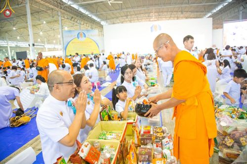 ภาพ No.205906:พิธีตักบาตร และ พิธีบูชาข้าวพระ ในวันอาทิตย์ต้นเดือน 2 กุมภาพันธ์ พ.ศ. 2568 ณ สภาธรรมกายสากล วัดพระธรรมกาย