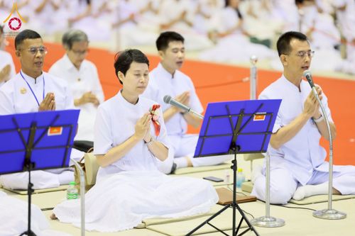 ภาพ No.232070:วันอาทิตย์ที่ 6 กรกฏาคม พ.ศ. 2568 พิธีตักบาตร ข้าวสารอาหารแห้ง  พิธีบูชาข้าวพระ สัมมนาพิเศษราชเหล็ก ณ สภาธรรมกายสากล วัดพระธรรมกาย