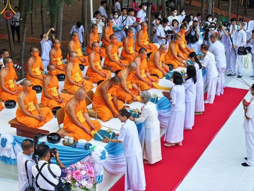ภาพ No.107427:พิธีตักบาตรพระธรรมยาตราฯ ในโครงการธรรมยาตรากตัญญูบูชา มหาปูชนียาจารย์ พระมงคลเทพมุนี(สด จนฺทสโร) พระผู้ปราบมาร ปีที่ 12 ณ อนุสรณ์สถานมหาวิหารพระมงคลเทพมุนี อ.สองพี่น้อง จ.สุพรรณบุรี วันที่ 7 มกราคม พ.ศ. 2567