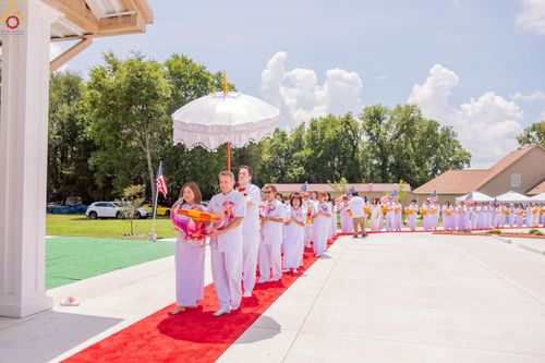 ภาพ No.234651:วันอาทิตย์ที่ 20 กรกฎาคม  พ.ศ.2568 พิธีทอดผ้าป่าภาคพื้นอเมริกา พิธีเจริญพระพุทธมนต์ ฉลองอาคารแก้วธรรมชัยรัตนอนันต์ วัดพระธรรมกายเทนเนสซี ประเทศสหรัฐอเมริกา