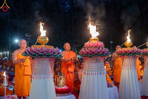 ภาพ No.107168:พิธีจุดประทีปถวายเป็นพุทธบูชา และบูชาธรรมมหาปูชนียาจารย์ ในโครงการธรรมยาตรากตัญญูบูชา มหาปูชนียาจารย์ พระมงคลเทพมุนี(สด จนฺทสโร) พระผู้ปราบมาร  อนุสรณ์สถาน 7 แห่ง ปีที่ 12  วันที่ 6 มกราคม พ.ศ. 2567 ณ อนุสรณ์สถานมหาวิหารพระมงคลเทพมุนี อ.สองพี่น้อง จ.สุพร