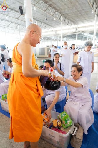 ภาพ No.136615:พิธีตักบาตร พิธีบูชาข้าวพระ ในวันอาทิตย์ต้นเดือนที่ 5 พฤษภาคม พ.ศ. 2567 ณ วัดพระธรรมกาย จ.ปทุมธานี