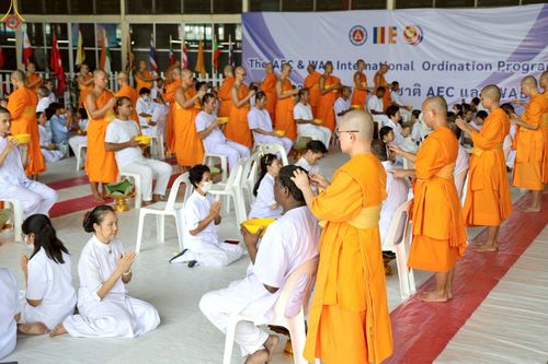 ภาพ No.230829:วันที่ 28 มิถุนายน พ.ศ. 2568 พิธีตัดปอยผมและปลงผม โครงการบวชพระนานาชาติ AEC & WAB รุ่นที่ 9 ณ วิหารคด 2 วัดพระธรรมกาย