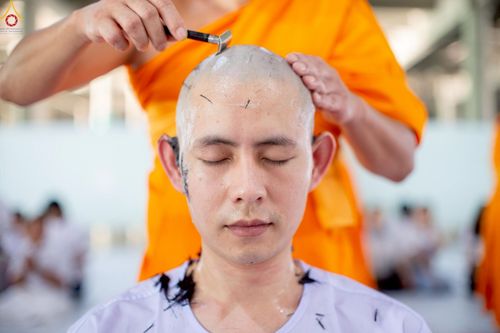 ภาพ No.248651:วันที่ 28 กันยายน พ.ศ. 2568 พิธีตัดปอยผม และปลงผม โครงการอุปสมบทบูชาธรรม 141 ปี พระมงคลเทพมุนี ณ วิหารคด วัดพระธรรมกาย