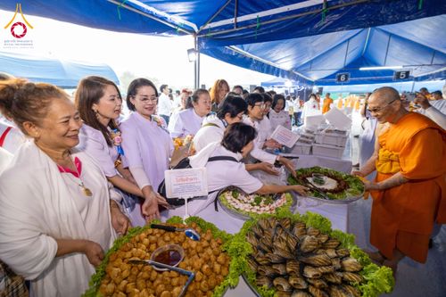 ภาพ No.200251:พิธีถวายภัตตาหารเป็นสังฆทาน แด่พระธรรมยาตรา ณ อนุสรณ์สถานบางปลา วัดบางปลา อำเภอบางเลน จังหวัดนครปฐม ในโครงการธรรมยาตรา กตัญญูบูชา มหาปูชนียาจารย์ พระมงคลเทพมุนี(สด จนฺทสโร) พระผู้ปราบมาร อนุสรณ์สถาน 7 แห่ง ปีที่ 13 วันที่ 23 มกราคม พ.ศ. 2568