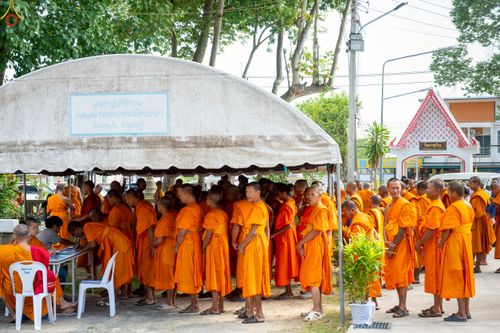 ภาพ No.234432:วันพฤหัสบดีที่ 24 กรกฎาคม พ.ศ. 2568 พิธีถวายสังฆทานแก่คณะสงฆ์ 323 วัด , พิธีมอบกองทุนหนุนแรงใจช่วยครูใต้ , พิธีทำบุญส่วนกุศลแด่ผู้วายชนม์ ในเหตุการณ์ความไม่สงบ 4 จังหวัด ชายแดนภาคใต้ (ปัตตานี , ยะลา , นราธิวาส , สงขลา) ปีที่ 21 ครั้งที่ 179 ณ วัดเวฬุวัน 