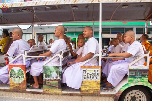 ภาพ No.59172:พิธีปลงผมและแห่นาคธรรมทายาท ในโครงการบรรพชาสามเณร ภาคฤดูร้อน เฉลิมพระเกียรติพระบาทสมเด็จพระเจ้าอยู่หัว เนื่องในโอกาส  พระราชพิธีมหามงคลเฉลิมพระชนมพรรษา 6 รอบ  ปลงผมนาคในวันที่ 21 เมษายน พ.ศ 2567 ณ วัดกลางธนรินทร์ (ธรรมอุทยานบ้านแป้ง)