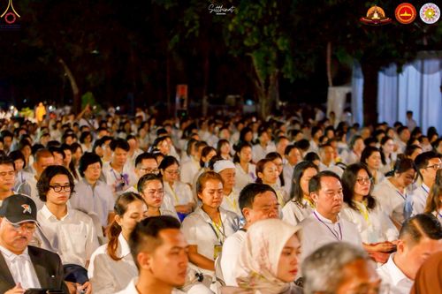 ภาพ No.224529:วันจันทร์ที่ 12 พฤษภาคม พ.ศ. 2568  ชาวพุทธในอินโดนีเซีย ร่วมฉลองวิสาขบูชาจุดประทีปกว่า 200,000 ดวง ณ พระมหาเจดีย์บรมพุทโธ  เจริญพุทธมนต์ถวาย “พระวชิรเกล้าเจ้าอยู่หัว”