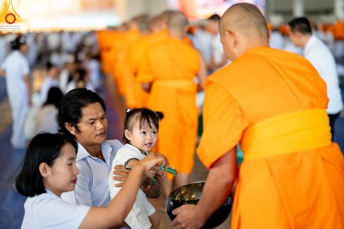 ภาพ No.158980:พิธีตักบาตร ในวันอาทิตย์ต้นเดือน วันที่ 6 ตุลาคม พ.ศ. 2567 ณ สภาธรรมกายสากล วัดพระธรรมกาย