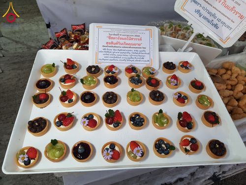 ภาพ No.197981:สาธุชนถวายภัตตาหารเป็นสังฆทาน แด่พระธรรมยาตรา ณ วัดโบสถ์(บน) ตำบลบางคูเวียง อำเภอบางกรวย จังหวัดนนทบุรี ในโครงการธรรมยาตรา กตัญญูบูชา มหาปูชนียาจารย์ พระมงคลเทพมุนี(สด จนฺทสโร) พระผู้ปราบมาร อนุสรณ์สถาน 7 แห่ง ปีที่ 13 วันที่ 19 มกราคม พ.ศ. 2568