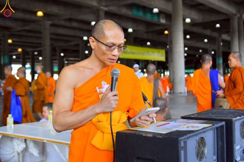 ภาพ No.219326:บรรยากาศการเดินทางเข้าวัดพระธรรมกาย , การต้อนรับปฏิสันถาร , การฉันภัตตาหารเช้า , การลงทะเบียนพระสังฆาธิการ  เนื่องในวันคุ้มครองโลก พิธีถวายมหาสังฆทานคณะสงฆ์ 40,000 กว่าวัดทั่วประเทศ ณ วัดพระธรรมกาย