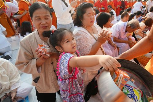 ภาพ No.180470:พิธีตักบาตรพระ ๑,๐๐๐ รูป ฉลองเมืองลำปาง ๑,๓๔๔ ปี วันเสาร์ที่ ๗ ธันวาคม พ.ศ. ๒๕๖๗ ณ ลานพระบรมราชานุสาวรีย์ พระนเรศวรมหาราช อ.เกาะคา จ.ลำปาง