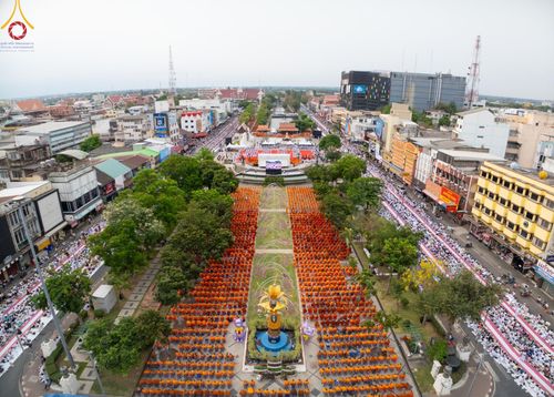 ภาพ No.126094:พิธีทำบุญเมืองนครราชสีมา ฉลอง 556 ปี ตักบาตรพระ 10,000 รูป ในวันเสาร์ที่ 2 มีนาคม พ.ศ.2567 ณ อนุสาวรีย์ท้าวสุรนารี จ.นครราชสีมา จัดโดย คณะสงฆ์จังหวัดนครราชสีมา ร่วมกับสำนักงานจังหวัดนครราชสีมา