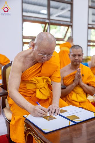 ภาพ No.160852:พิธีเจริญพระพุทธมนต์ และปิดแผ่นทองรูปเหมือน พระเดชพระคุณพระมงคลเทพมุนี (สด จนฺทสโร) พระผู้ปราบมาร จำนวน 3 องค์ วันเสาร์ที่ 5 ตุลาคม พ.ศ. 2567 ณ อาคารปลูกศรัทธา 2 (ชานชลาเดิม) วัดพระธรรมกาย อ.คลองหลวง จ.ปทุมธานี