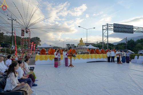 ภาพ No.187200:พิธีตักบาตรพระ ๕๐๐ รูป "สร้างบุญใหญ่ ส่งท้ายปีเก่า ต้อนรับปีใหม่ ๒๕๖๘" วันเสาร์ที่ ๒๘ ธันวาคม พ.ศ. ๒๕๖๗ ณ ถนนหน้าที่ว่าการอำเภอภูเรือ จังหวัดเลย