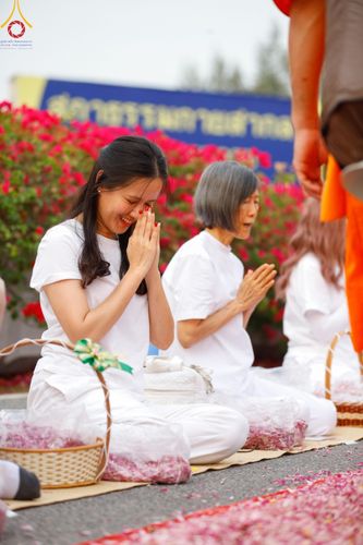 ภาพ No.120364:พิธีต้อนรับพระธรรมยาตรา ในโครงการธรรมยาตรา กตัญญูบูชา มหาปูชนียาจารย์ พระมงคลเทพมุนี(สด จนฺทสโร) พระผู้ปราบมาร อนุสรณ์สถาน 7 แห่ง ปีที่ 12 วันที่ 28 มกราคม พ.ศ. 2567 ณ วัดพระธรรมกาย จ.ปทุมธานี (ชุดที่ 2)