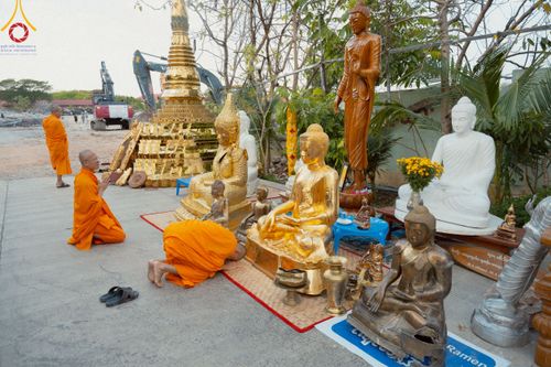 ภาพ No.220414:วันที่ 17 เมษายน พ.ศ. 2568 ผู้แทนวัดพระธรรมกาย ลงพื้นที่เยียวยา ซับน้ำตาเหยื่อแผ่นดินไหวมัณฑะเลย์