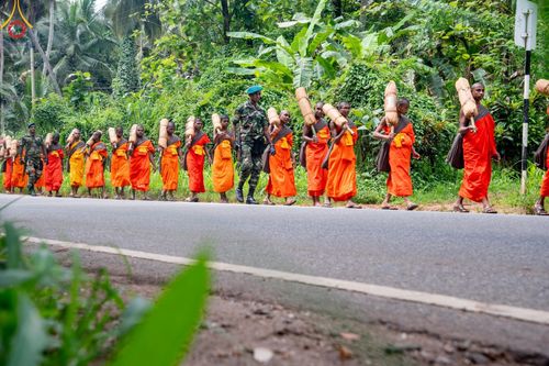 ภาพ No.140735:PhotoStory มหาศรัทธา ธรรมยาตราศรีลังกา EP.4 โครงการสยาม-ลังกา ธรรมยาตรา ฉลองเทศกาลวิสาขบูชาแห่งชาติ ศรีลังกา  บูชาธรรม 80 ปีหลวงพ่อธัมมชโย เส้นทางจาก เมืองดัมบูลลา ไปยัง เมืองมาตะเล  ตั้งแต่วันที่ 17-20 พฤษภาคม พ.ศ. 2567