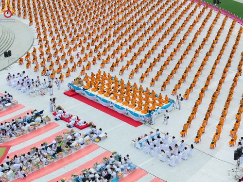 ภาพ No.118517:พิธีตักบาตรพระธรรมยาตรา ปีที่ 12 ณ อนุสรณ์สถานลำดับที่ 5 สถานที่เผยแผ่วิชชาธรรมกายครั้งแรก อนุสรณ์สถานบางปลา จ.นครปฐม วันที่ 25 มกราคม พ.ศ. 2567