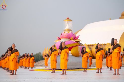 ภาพ No.198657:พระธรรมยาตราปฏิบัติธรรม และถ่ายภาพหมู่ประวัติศาสตร์ ณ อนุสรณ์สถานบางปลา วัดบางปลา อำเภอบางเลน จังหวัดนครปฐม ในโครงการธรรมยาตรา กตัญญูบูชา มหาปูชนียาจารย์ พระมงคลเทพมุนี(สด จนฺทสโร) พระผู้ปราบมาร อนุสรณ์สถาน 7 แห่ง ปีที่ 13 วันที่ 20 มกราคม พ.ศ. 2568