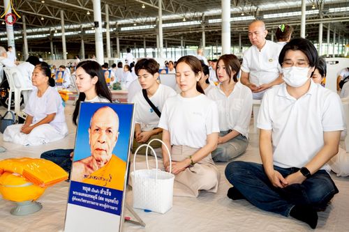 ภาพ No.215002:วันเสาร์ที่ 5 เมษายน พ.ศ. 2568 พิธีเวียนประทักษิณรอบพระมหาธรรมกายเจดีย์  พิธีวันทาเจดีย์ พิธีขอขมาและมอบผ้าไตร ในโครงการบรรพชาสามเณรฟื้นฟูพระพุทธศาสนาทั่วไทย , โครงการหน่อแก้วเปรียญธรรม รุ่นที่ 13 ,  โครงการสามเณรยุวธรรมทายาท รุ่นที่ 33 , โครงการสามเณรมั