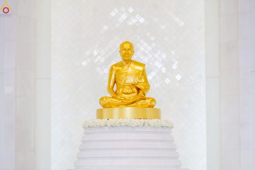 ภาพ No.239444:วันอาทิตย์ที่ 17 สิงหาคม พ.ศ. 2568 พิธีกดปุ่มอัญเชิญรูปเหมือน พระมงคลเทพมุนี (สด จันทสโร)  ณ มหาวิหารแก้วพระมงคลเทพมุนี  ศูนย์ปฏิบัติธรรมแก้วเมืองเลย