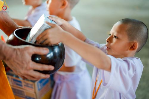 ภาพ No.214643:วันศุกร์ที่ 4 เมษายน พ.ศ.2568 นาคธรรมทายาทตักบาตรพระพี่เลี้ยง ในโครงการบรรพชาสามเณร ฟื้นฟูพระพุทธศาสนาทั่วไทย ณ วิหารคด 22 วัดพระธรรมกาย