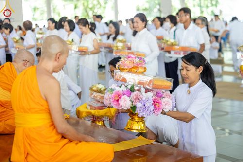 ภาพ No.162183:พิธีถวายภัตตาหารเมนูสวรรค์ เนื่องในวันออกพรรษา (ขึ้น 15 ค่ำ เดือน 11) วันพฤหัสบดีที่ 17 ตุลาคม พ.ศ. 2567 ณ หอฉันคุณยายอาจารย์ฯ วัดพระธรรมกาย