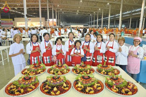 ภาพ No.204340:พิธีถวายภัตตาหารเป็นสังฆทาน แด่พระธรรมยาตรา ณ วัดพระธรรมกาย ตำบลคลองสาม อำเภอคลองหลวง จังหวัดปทุมธานี ในโครงการธรรมยาตรา กตัญญูบูชา มหาปูชนียาจารย์ พระมงคลเทพมุนี(สด จนฺทสโร) พระผู้ปราบมาร อนุสรณ์สถาน 7 แห่ง ปีที่ 13 วันที่ 31 มกราคม พ.ศ. 2568