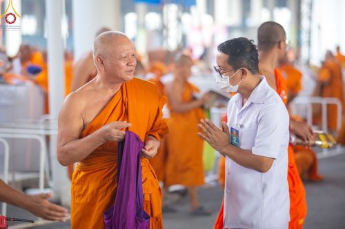 ภาพ No.60368:การต้อนรับพระสังฆาธิการ 10,000 กว่าวัดทั่วประเทศ พิธีมอบปัจจัยช่วยเหลือครู 4 จังหวัดชายแดนภาคใต้ พิธีปฏิบัติธรรม ในวันคุ้มครองโลก วันจันทร์ที่ 22 เมษายน พ.ศ.2567 ณ วัดพระธรรมกาย จ.ปทุมธานี