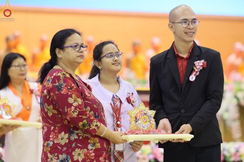 ภาพ No.124690:พิธีมอบโล่วัชรเกียรติยศ โครงการตอบปัญหาศีลธรรมเพื่อสันติภาพโลก (World-PEC) ต่างประเทศ ครั้งที่ 17 ณ ห้องแก้วสารพัดนึก 1 วัดพระธรรมกาย ในวันมาฆบูชา เสาร์ที่ 24 กุมภาพันธ์ พ.ศ. 2567