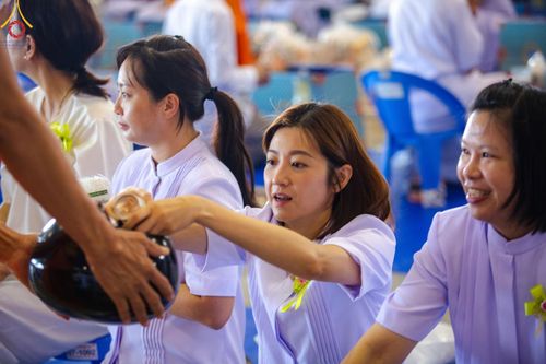 ภาพ No.167543:พิธีตักบาตรและพิธีบูชาข้าวพระ ในวันอาทิตย์ที่ 3 พฤศจิกายน พ.ศ. 2567 ณ วัดพระธรรมกาย