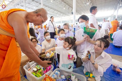 ภาพ No.222026:วันที่ 4 พฤษภาคม พ.ศ. 2568 พิธีตักบาตร เนื่องในวันอาทิตย์ต้นเดือน ณ บ้านแก้วเรือนทองคุณยายฯ วัดพระธรรมกาย