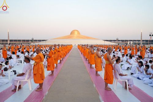 ภาพ No.180047:พิธีปลงผมนาคธรรมทายาท ในโครงการอุปสมบทหมู่ บูชาธรรมมหาปูชนียาจารย์ (ศูนย์อบรมวัดพระธรรมกาย) วันที่ 1 ธันวาคม พ.ศ. 2567 ณ ลานธรรมหารัตนวิหารคด วัดพระธรรมกาย จ.ปทุมธานี