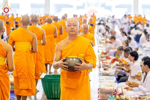 ภาพ No.223392:วันวิสาขบูชา วันอาทิตย์ที่ 11 พฤษภาคม พ.ศ. 2568 พิธีตักบาตร และปฎิบัติธรรม ณ สภาธรรมกายสากล วัดพระธรรมกาย