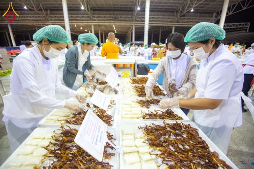 ภาพ No.202735:พิธีถวายภัตตาหารเป็นสังฆทาน แด่พระธรรมยาตรา ณ วัดพระธรรมกาย ตำบลคลองสาม อำเภอคลองหลวง จังหวัดปทุมธานี ในโครงการธรรมยาตรา กตัญญูบูชา มหาปูชนียาจารย์ พระมงคลเทพมุนี(สด จนฺทสโร) พระผู้ปราบมาร อนุสรณ์สถาน 7 แห่ง ปีที่ 13 วันที่ 28 มกราคม พ.ศ. 2568