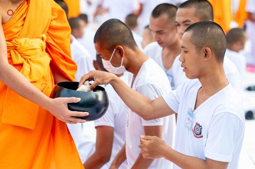 ภาพ No.341035:วันที่ 26 กรกฎาคม พ.ศ. 2569 โครงการพัฒนาคุณธรรม จริยธรรม สำหรับนักเรียนนายสิบตำรวจ (นสต.) รุ่นที่ 17 ศูนย์ฝึกอบรมตำรวจภูธรภาค 1 ได้จัดกิจกรรม ตักบาตรเพื่อน้อมอุทิศถวายเพื่อเป็นพระราชกุศลฯ  และปฏิบัติธรรม ติวธรรมมะ ณ ศูนย์ปฏิบัติธรรมเวิล์ดพีช วัลเล่ย์ (Wo