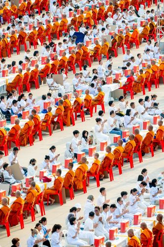 ภาพ No.221731:วันอังคารที่ 22 เมษายน พ.ศ. 2568 ภาพพิธีถวายมหาสังฆทานคณะสงฆ์ 40,000 กว่าวัดทั่วประเทศ เนื่องในวันคุ้มครองโลก ชุดที่ 2 (ปลื้มให้สมการรอคอย) ณ ลานธรรมพระมหาธรรมกายเจดีย์ วัดพระธรรมกาย