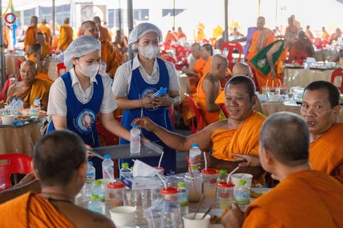 ภาพ No.58990:V.40 ภัตตาหารพระหมื่นวัด เราจัดให้ การปฏิบัติงานของเจ้าหน้าที่และอาสาสมัคร เพื่อรับบุญในการถวายภัตตาหาร แด่คณะสงฆ์ 10,000 กว่าวัดทั่วประเทศ ที่มาร่วมงานวันคุ้มครองโลก จันทร์ที่ 22 เมษายน พ.ศ. 2567 ณ วัดพระธรรมกาย