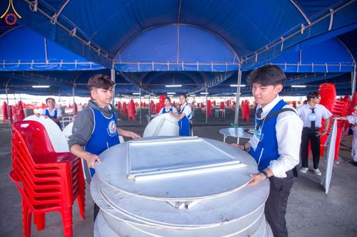 ภาพ No.59810:V.39 ทุ่มสุดใจ ธรรมชัย 80 ปี การเตรียมงาน การปฏิบัติงาน ของเจ้าหน้าที่หน่วยงานต่างๆ เพื่อพิธีฉลองอายุวัฒนมงคล 80 ปี หลวงพ่อธัมมชโย และรับถวายมหาสังฆทาน 10,000 กว่าวัดทั่วประเทศ ในวันคุ้มครองโลก จันทร์ที่ 22 เมษายน พ.ศ. 2567