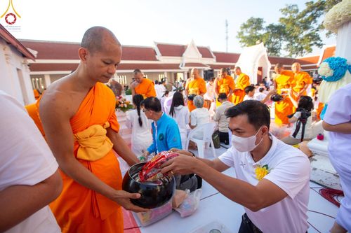 ภาพ No.197809:พิธีตักบาตรพระธรรมยาตรา ณ อนุสรณ์สถานลำดับที่ 4 สถานที่เกิดด้วยกายธรรม วัดโบสถ์(บน) ต.บางคูเวียง จ.นนทบุรี ในโครงการธรรมยาตรา กตัญญูบูชา มหาปูชนียาจารย์ พระมงคลเทพมุนี(สด จนฺทสโร) พระผู้ปราบมาร อนุสรณ์สถาน 7 แห่ง ปีที่ 13 วันที่ 19 มกราคม พ.ศ. 2568