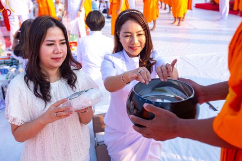 ภาพ No.201198:พิธีตักบาตรพระธรรมยาตรา ณ อนุสรณ์สถานลำดับที่ 5 สถานที่เผยแผ่วิชชาธรรมกายครั้งแรก อนุสรณ์สถานบางปลา วัดบางปลา อำเภอบางเลน จังหวัดนครปฐม ในโครงการธรรมยาตรา กตัญญูบูชา มหาปูชนียาจารย์ พระมงคลเทพมุนี(สด จนฺทสโร) พระผู้ปราบมาร อนุสรณ์สถาน 7 แห่ง ปีที่ 13