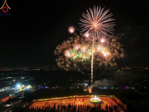 ภาพ No.109745:พิธีจุดประทีปถวายเป็นพุทธบูชา และบูชาธรรมมหาปูชนียาจารย์ วันที่ 10 มกราคม พ.ศ. 2567 ณ อนุสรณ์สถานคลองบางนางแท่น อ.สามพราน จ.นครปฐม