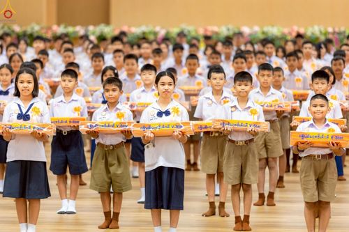 ภาพ No.246088:วันเสาร์ที่ 13 กันยายน พ.ศ. 2568 พิธีมอบผ้าไตรประธานกฐินสัมฤทธิ์เด็กดี V-Star ณ สภาธรรมกายสากล วัดพระธรรมกาย