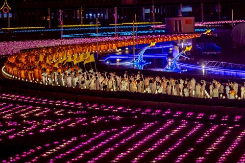 ภาพ No.224133:วันวิสาขบูชา วันอาทิตย์ที่ 11 พฤษภาคม พ.ศ. 2568 พิธีจุดวิสาขประทีป ,  พิธีเวียนประทักษิณรอบพระมหาธรรมกายเจดีย์ , พิธีฉลองชัยสวดมนต์บทธัมมจักกัปปวัตตนสูตร ครบ 7,357,000,000 จบ ณ มหารัตนวิหารคด วัดพระธรรมกาย