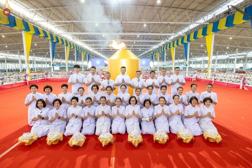 ภาพ No.89608:พิธีตักบาตร ข้าวสารอาหารแห้ง พิธีบูชาข้าวพระ และพิธีจุดเทียนใจ ไฟนิรันดร์  อนันตชัย ณ สภาธรรมกายสากล วัดพระธรรมกาย วันอาทิตย์ที่ 1 ตุลาคม พ.ศ. 2566