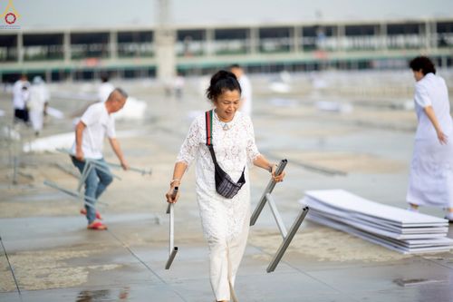 ภาพ No.225227:วันที่ 20 - 27 เมษายน พ.ศ. 2568 "ภาพแห่งความปลื้มที่ไม่มีวันจบ" คณะสงฆ์สามเณร เจ้าหน้าที่ และสาธุชน ร่วมแรงร่วมใจกันเตรียมงานและเก็บงาน เพื่อวันคุ้มครองโลก พิธีถวายมหาสังฆทานคณะสงฆ์ 40,000 กว่าวัดทั่วประเทศ