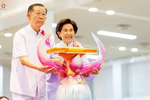 ภาพ No.240865:วันพุธที่ 27 สิงหาคม พ.ศ. 2568 พิธีทอดผ้าป่าเพื่อสร้างอาคาร  82 ปี หลวงพ่อธัมมชโย สมทบกฐินวัดพระธรรมกาย และกฐิน 30,000 วัดทั่วประเทศ ครั้งที่ 1