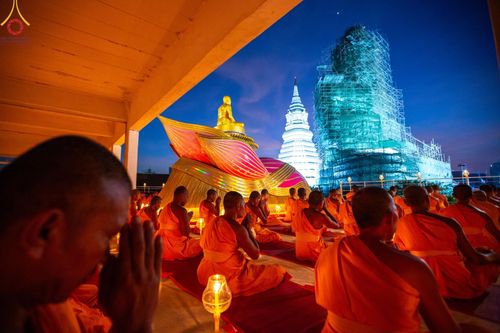ภาพ No.201741:พิธีจุดประทีปถวายเป็นพุทธบูชา และบูชาธรรมมหาปูชนียาจารย์ ณ อาคารธรรมยาตรา กตัญญูบูชามหาปูชนียาจารย์ ตรงข้ามวัดปากน้ำภาษีเจริญ จ.กรุงเทพมหานคร ในโครงการธรรมยาตรา กตัญญูบูชา มหาปูชนียาจารย์ พระมงคลเทพมุนี(สด จนฺทสโร) พระผู้ปราบมาร อนุสรณ์สถาน 7 แห่ง
