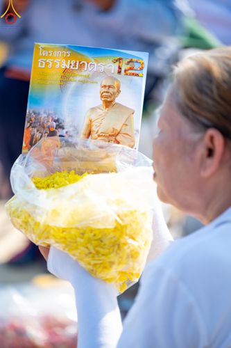ภาพ No.110559:พิธีต้อนรับพระธรรมยาตรา ในโครงการธรรมยาตรากตัญญูบูชา มหาปูชนียาจารย์ พระมงคลเทพมุนี(สด จนฺทสโร) พระผู้ปราบมาร อนุสรณ์สถาน 7 แห่ง ปีที่ 12 วันที่ 11 มกราคม พ.ศ. 2567 ณ อนุสรณ์สถานลำดับที่ 3 สถานที่เกิดใหม่ในเพศสมณะ วัดสองพี่น้อง จ.สุพรรณบุรี